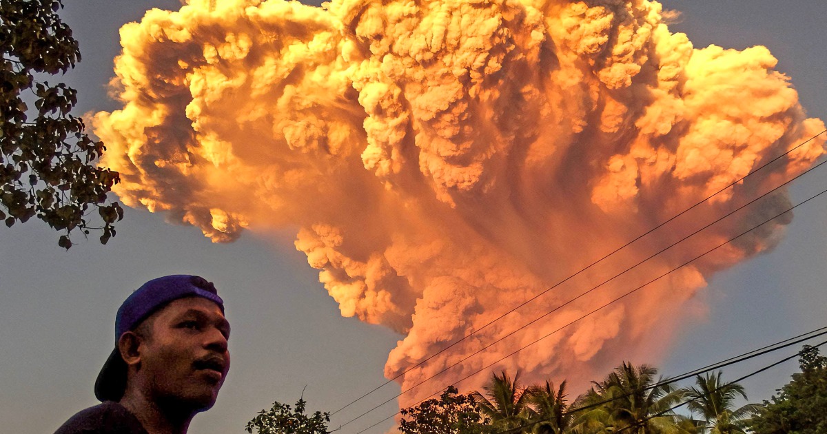 Volcanic eruption in Indonesia forces evacuations and flight cancellations